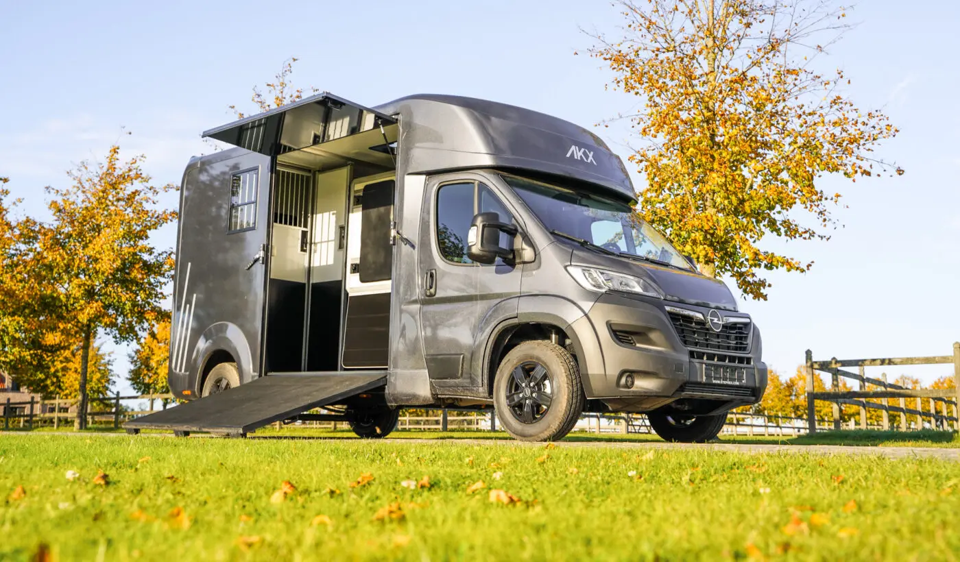 Noleggio van cavalli AKX a Roma con Roma Trailer